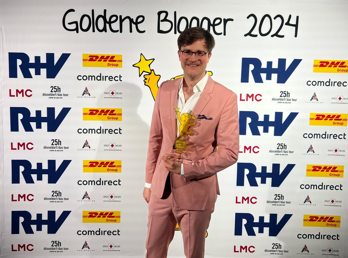 Dieser Song geht keinem mehr aus dem Kopf: Gewinner der Kategorie 'Song des Jahres' ist Der dicke Dachdecker von @bodowartke! Wir sagen Herzlichen Glückwunsch zum Goldenen Blogger! 🎶  #GoldeneBlogger