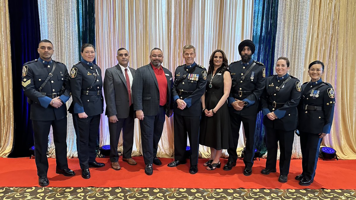 It was an honour for Chief Lipinski and SPS officers to be present at the South Asian Community Hub's (@sach_bc) first annual fundraising gala this past weekend. A special thank you to Executive Director Daljit Gill-Badesha for presenting at our Police Board meeting last week, we…