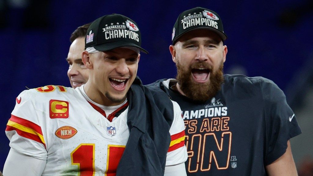 Patrick Mahomes had a great reaction to Travis Kelce's 2-year contract extension with the Chiefs ftw.usatoday.com/lists/travis-k…