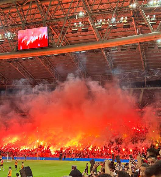 Stat Kapasitesi 53.798’e çıkarıldıktan sonra; Galatasaray taraftarları stadyum kapasitesinin daha çok yükseltilmesini talep ediyor.