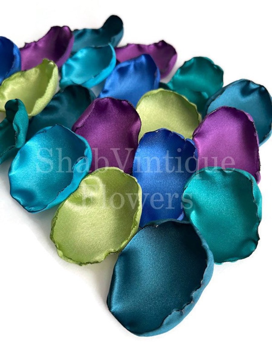 Beautifully handcrafted flower petals dlvr.it/T6B854 #weddingflowers #centerpieces #handmade #celebration #weddingvibes #bridetobe2025 #flowerpetals #confetti