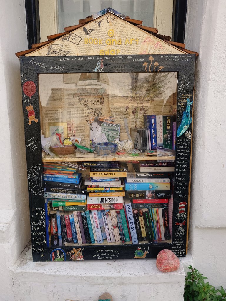 Also found this delightful mini bookswap library near where I live!! 🥺📚