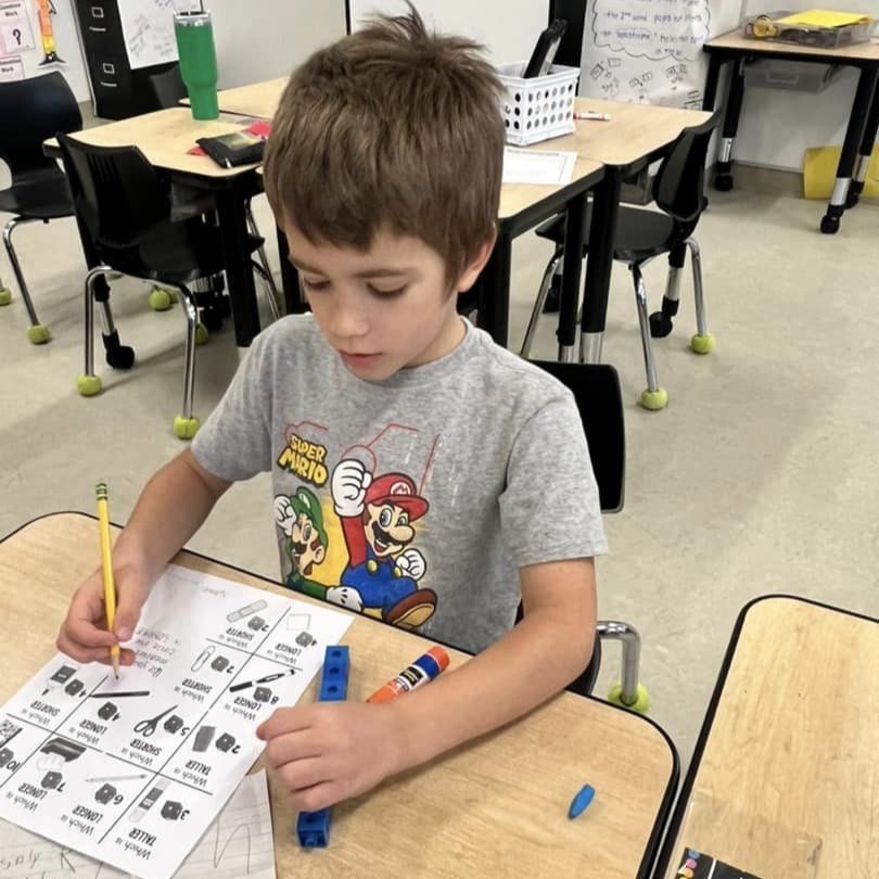 Walnut Creek Elementary 1st graders having fun in math using measuring tools📏 to measure the length of objects! 💚 #WeAreAzle #HornetPride #HornetsInAction