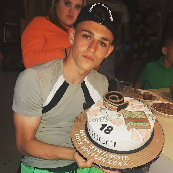 GoldenVision90's tweet photo. Just remembered Phil Foden’s birthday cake. The iced Gucci wallet is a lovely touch. https://t.co/mRhhB3zjme