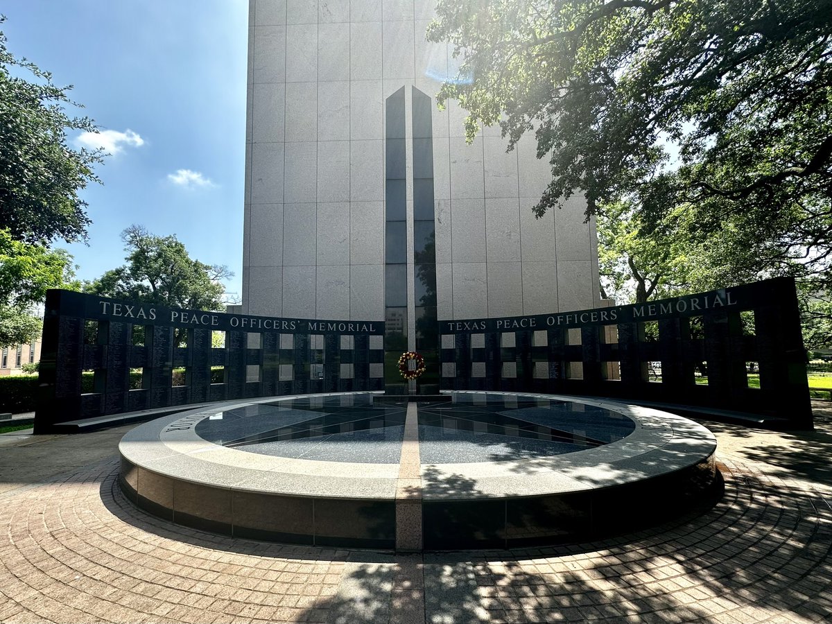 Yesterday, 37 fallen peace officers were recognized & added to the Texas Peace Officers' Memorial at our Texas Capitol. The monument pays tribute to those who have lost their lives in the line of duty since 1823 when Stephen F. Austin commissioned the first ten Texas Peace…