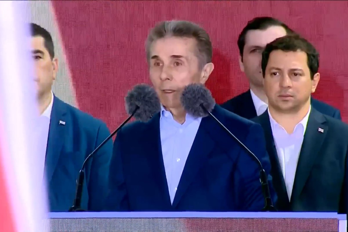 🇬🇪 De-facto leder av Georgia, den pro-russiske oligarken Bidzina Ivanishvili, har nettopp holdt en tale til «demontrantene» i Tiblisi som var et omfattende anti-vestlig politisk manifest.
En oppsummeringstråd 🧵