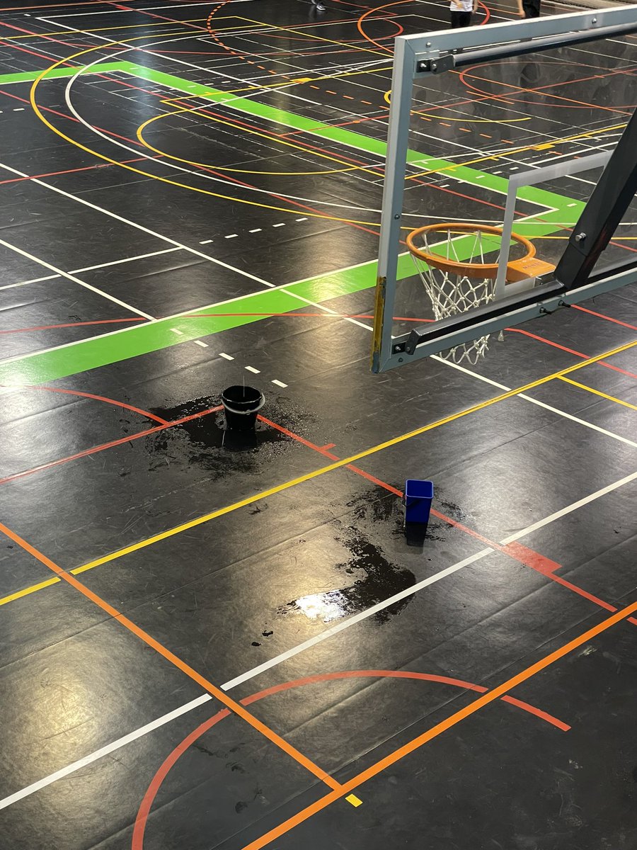 XavierEstradaF1's tweet image. Demanant i insistint @paerialleida i ja fa gairebé un any que ho fem, tot i que sense resposta. Les instal·lacions municipals cal que presentin uns mínims practicables, sobretot perquè els esportistes, la gran majoria menors d'edat, puguin gaudir de la pràctica esportiva.