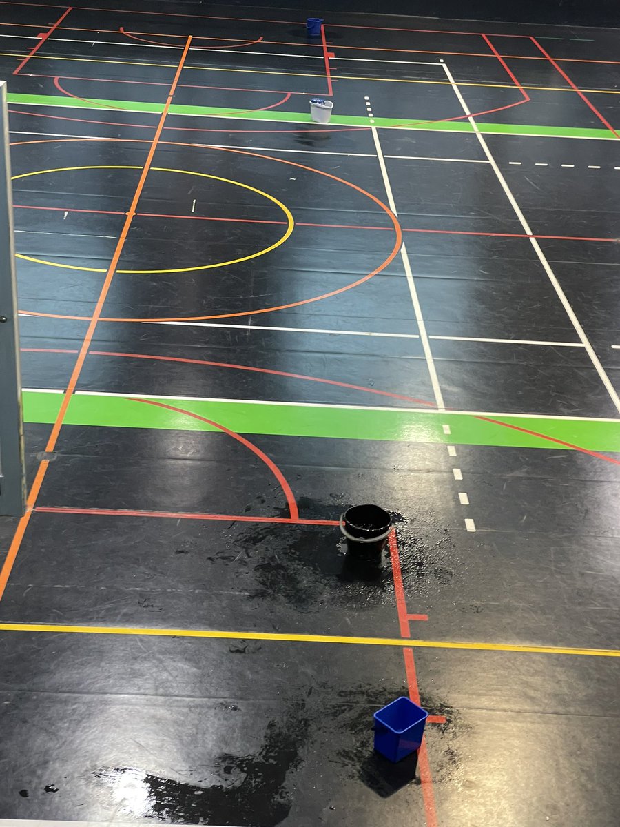 XavierEstradaF1's tweet image. Demanant i insistint @paerialleida i ja fa gairebé un any que ho fem, tot i que sense resposta. Les instal·lacions municipals cal que presentin uns mínims practicables, sobretot perquè els esportistes, la gran majoria menors d'edat, puguin gaudir de la pràctica esportiva.