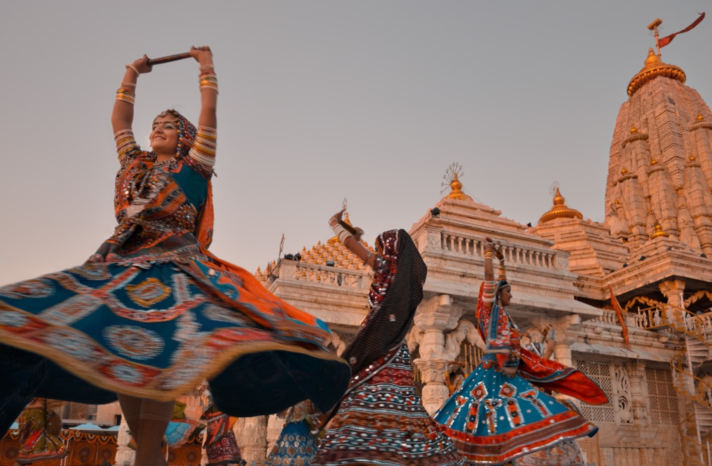 #MythologyMonday Garba - traditionally performed by making a circle around a clay lamp which is lit inside to signify the growing life within the womb. It can also be performed around the image of Goddess Durga - the divine mother ipassio.com/blog/indian-fo… 📸Anurag Agnihotri