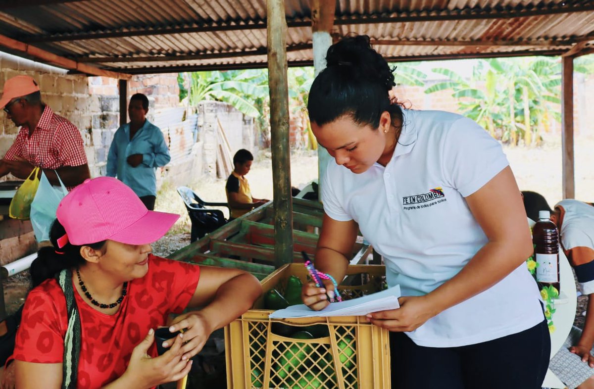 La verdadera riqueza de nuestro país ¡está en el campo! 🌾👨🏽‍🌾

Junto a #FeEnColombia apoyamos un mercado campesino en el municipio de La Jagua de Ibirico, #Cesar, incentivando la compra local y el fortalecimiento del agro en los territorios. 

#GarantesDelDesarrollo