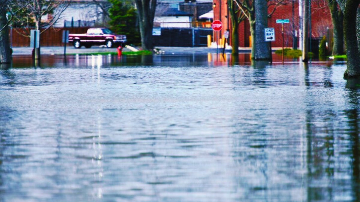 🚧 Being aware of flood hazards and understanding safety measures can help prevent injuries and keep workers safe. Discover more tips: osha.gov/flood #FloodSafety