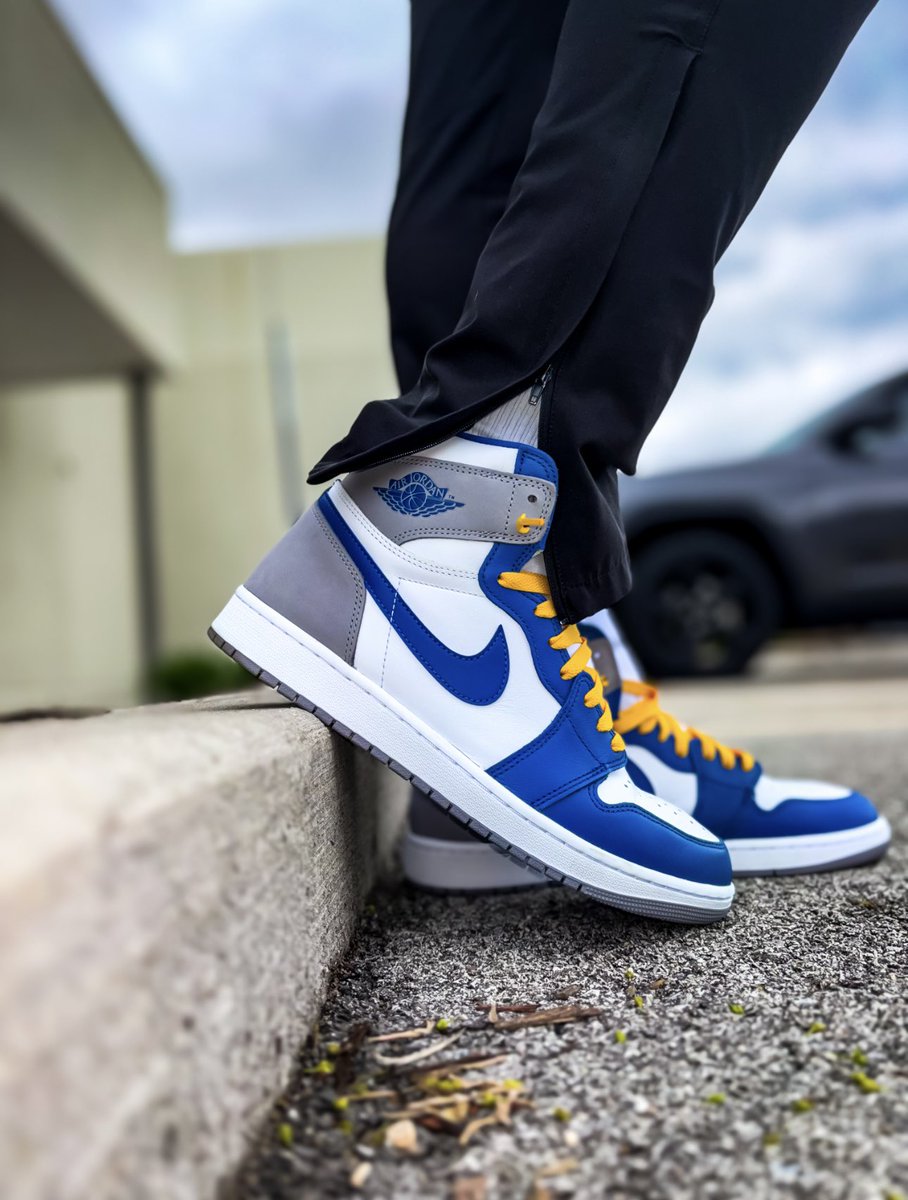 Happy Monday!!! Back in Chicago so back to the grind. On feet Jordan 1 True Blue #kotd #snkrs #snkrsliveheatingup #snkrskickcheck #sneakers #sneakerhead #sneakeradmirals #sneakeraddict #yourshoesaredope