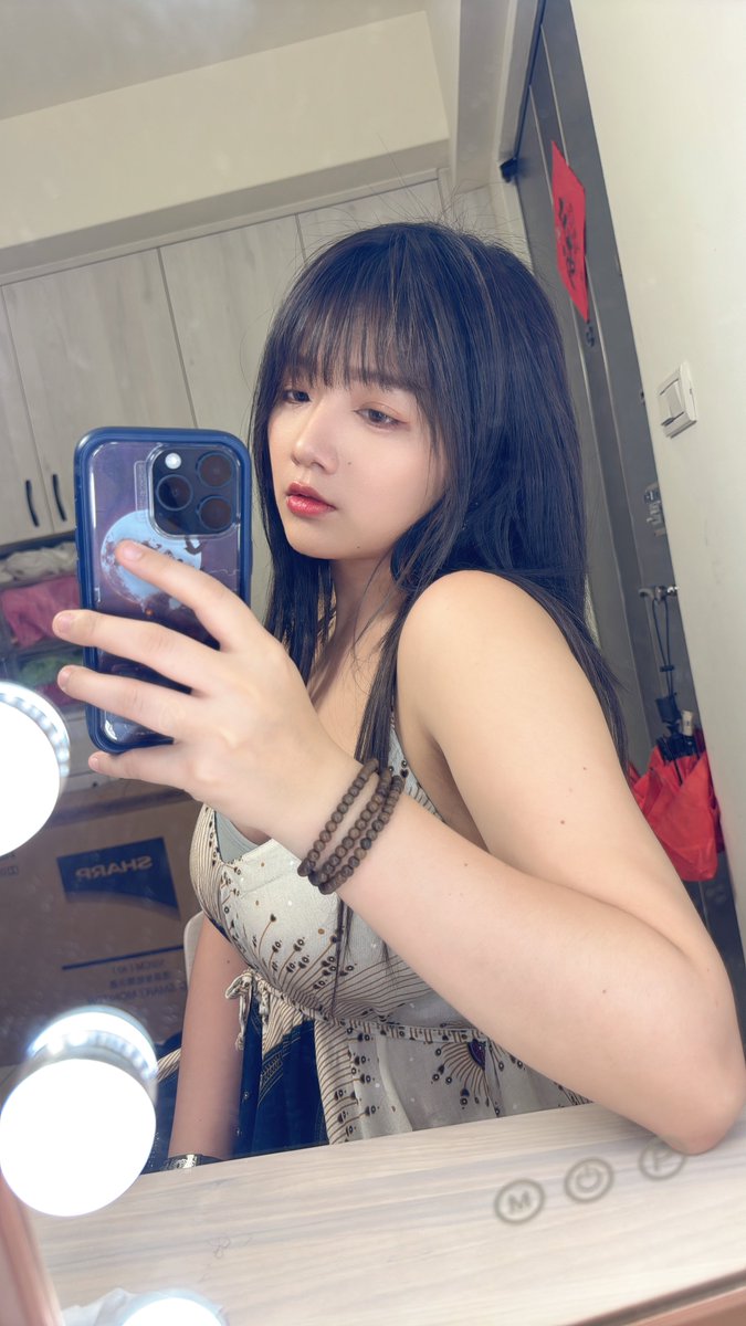突然覺得這角度好美❤️
可是寫真主題我還沒想好🥲 https://t.co/OPk4j40hG6