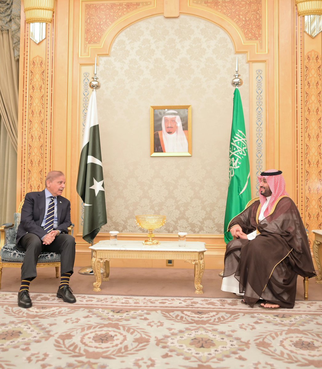 🚨 اہم ملاقات🚨 وزیرِ اعظم شہباز شریف کی ریاض میں ولی عہد و وزیرِ اعظم سعودیہ عرب شہزادہ محمد بن سلمان کے ساتھ اہم ملاقات
