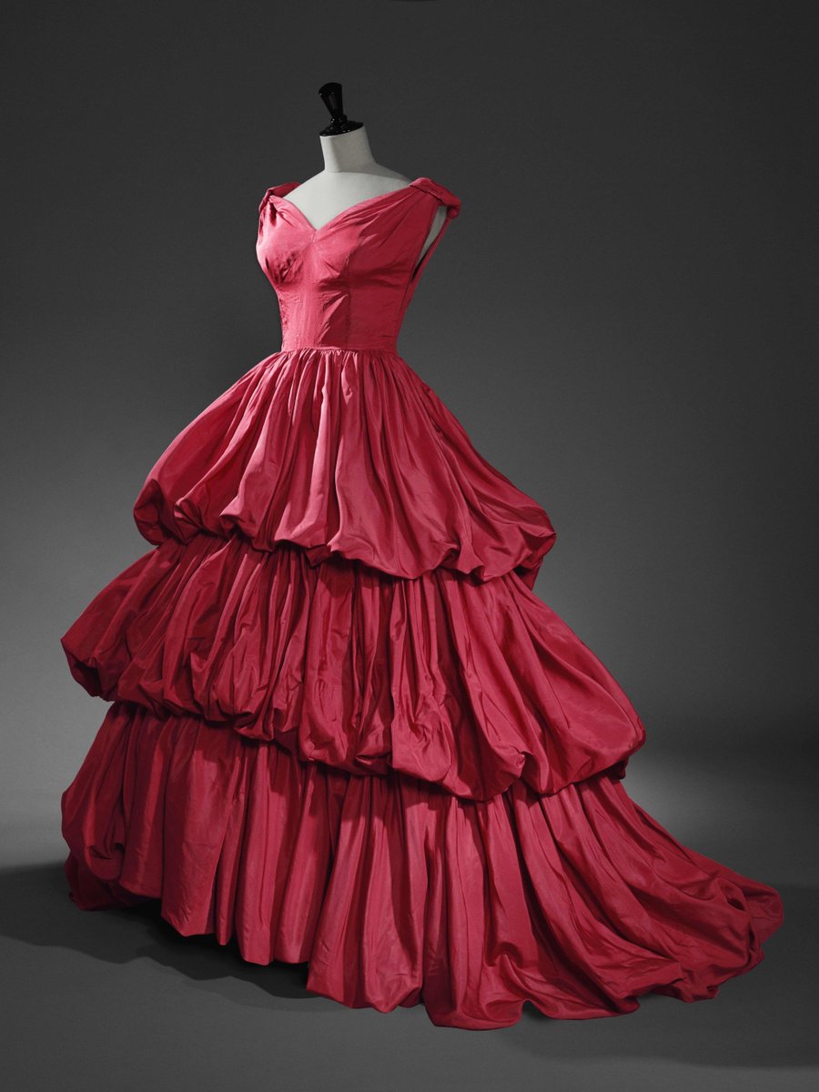 Evening dress made in silk taffeta by Cristóbal Balenciaga. 1952.