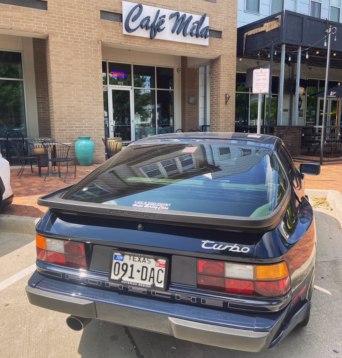 Morning stop at Cafe Mila 👀 .::. #porsche #porscheclassic #porsche944 #porsche944turbo #944turbo #944 #wassergekühlt #copenhagenblue #classiccars #80s #getoutanddrive #drivetastefully #noboringcars #neverstopdriving #funwithcars  #80svibes #classicvibe #classicdrive #cafemila