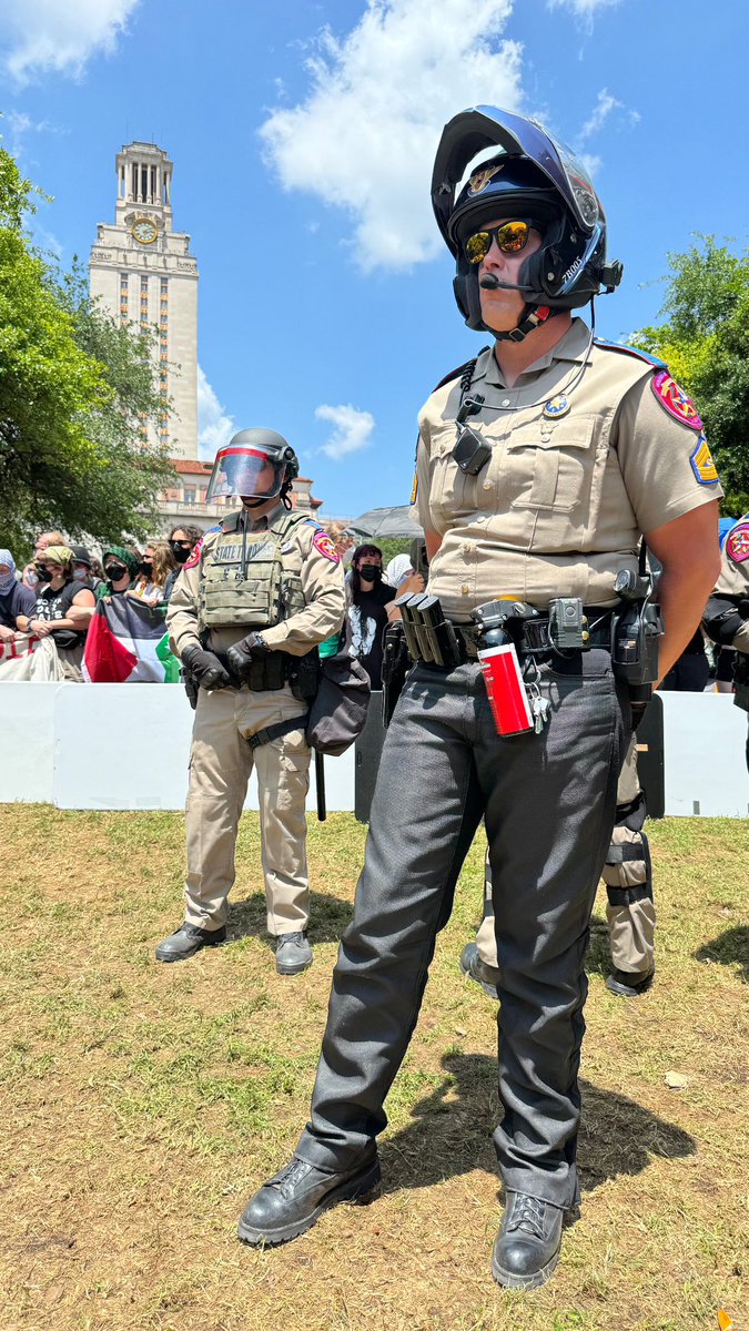 JUST NOW: State troopers have reappeared at @UTAustin and students are furiously screaming at them to leave. Crowd appears to be growing as tensions rise.