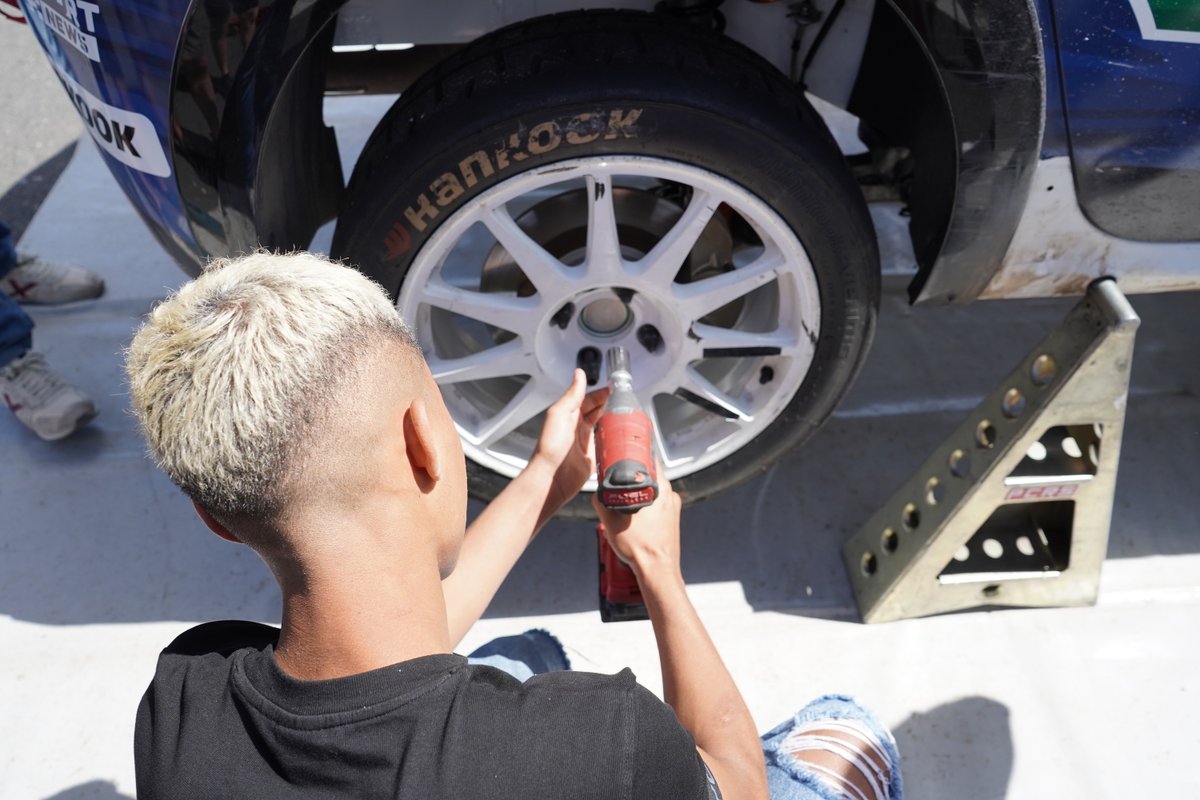 🚗 Hoy un grupo de chicos usuarios del programa de empleo de #CEARCanarias pudieron conocer de cerca el @RIslasCanarias. @PAllenRally y @Dale_Furniss les recibieron y les contaron los secretos del mundo del motor. ¡Hasta pudieron montar una rueda! 🛞