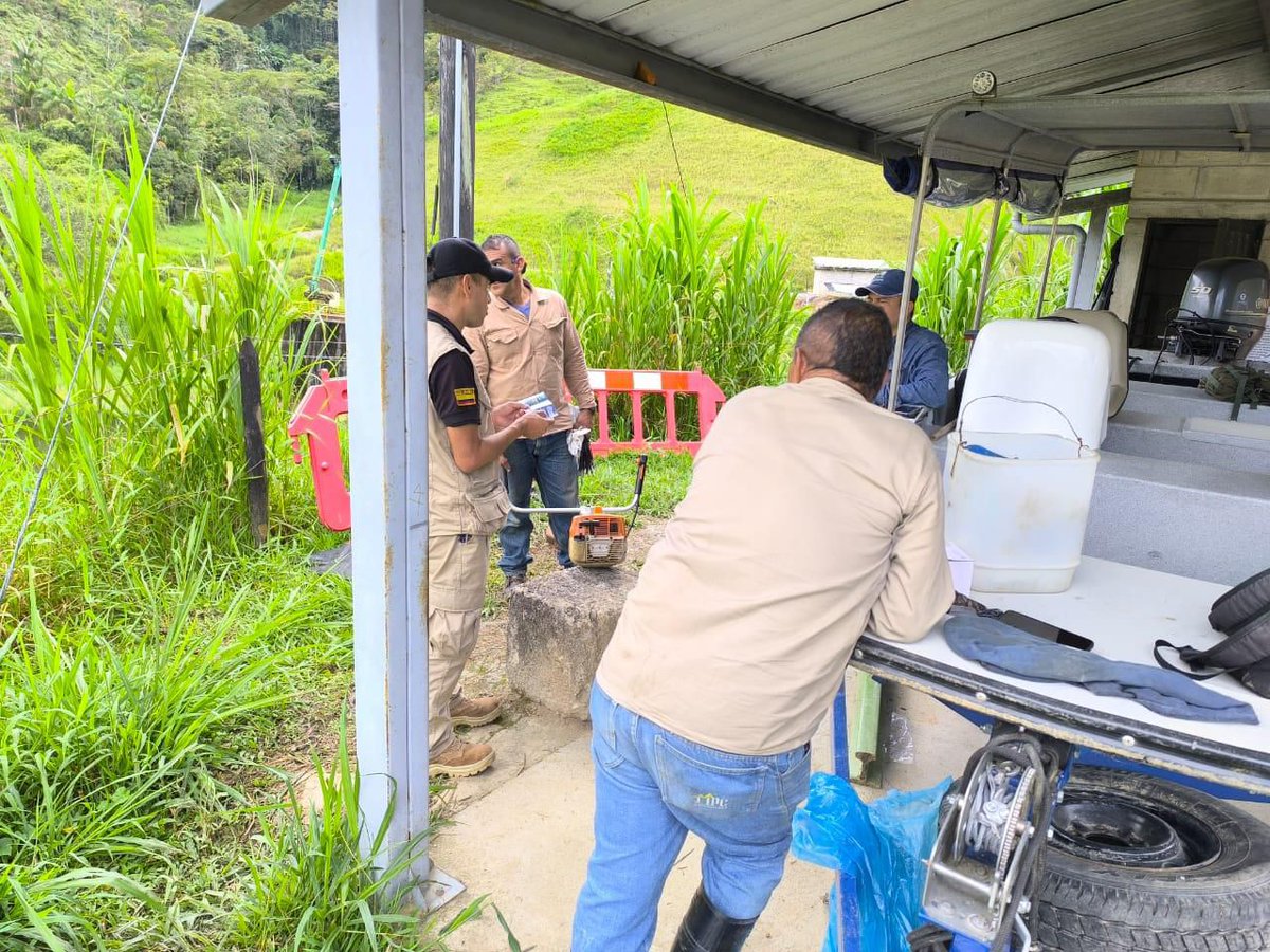 Promotores del Batallón de Desminado Humanitario N.°7 entregaron volantes y capacitaron a los habitantes la vereda Porvenir en San Carlos, #Antioquia, sobre comportamientos seguros frente al riesgo que representan las minas antipersonal.
#ColombiaSinMinas 
#GarantesDelDesarrollo