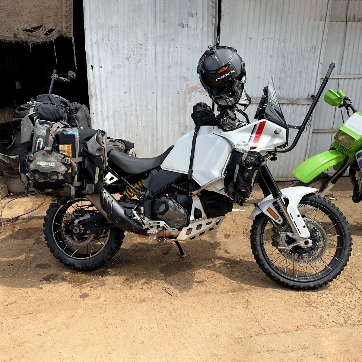 Capitulazo ayer, dicho por la mayoría de la gente que lo vio y por las visitas. Estas fotos son lavando la moto en San José del Guaviare, justo antes de entrar en ZONA ROJA y tener que acatar las NORMAS de la GU3RRILLA.

#charlysinewan #viajeenmoto #colombia #desertx #dreamwilder