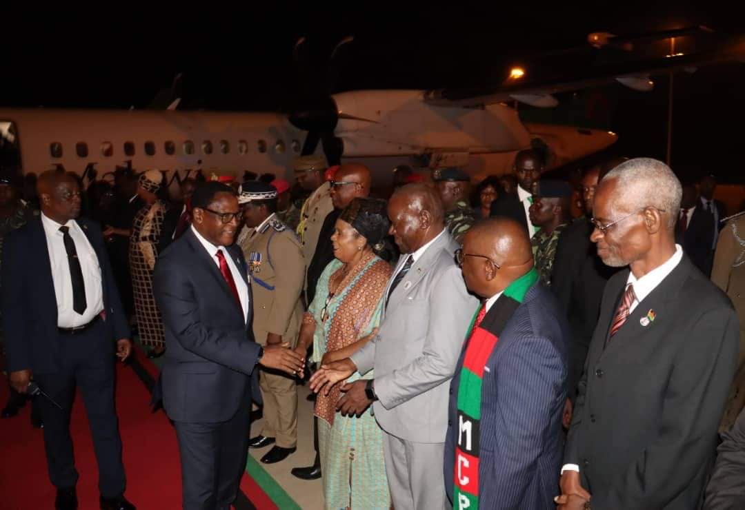 President Lazarus Chakwera this evening arrived in the country from Kenya, where he attended World Bank's International Development Association (IDA21) Summit for Heads of State. facebook.com/share/p/V5mGPo…