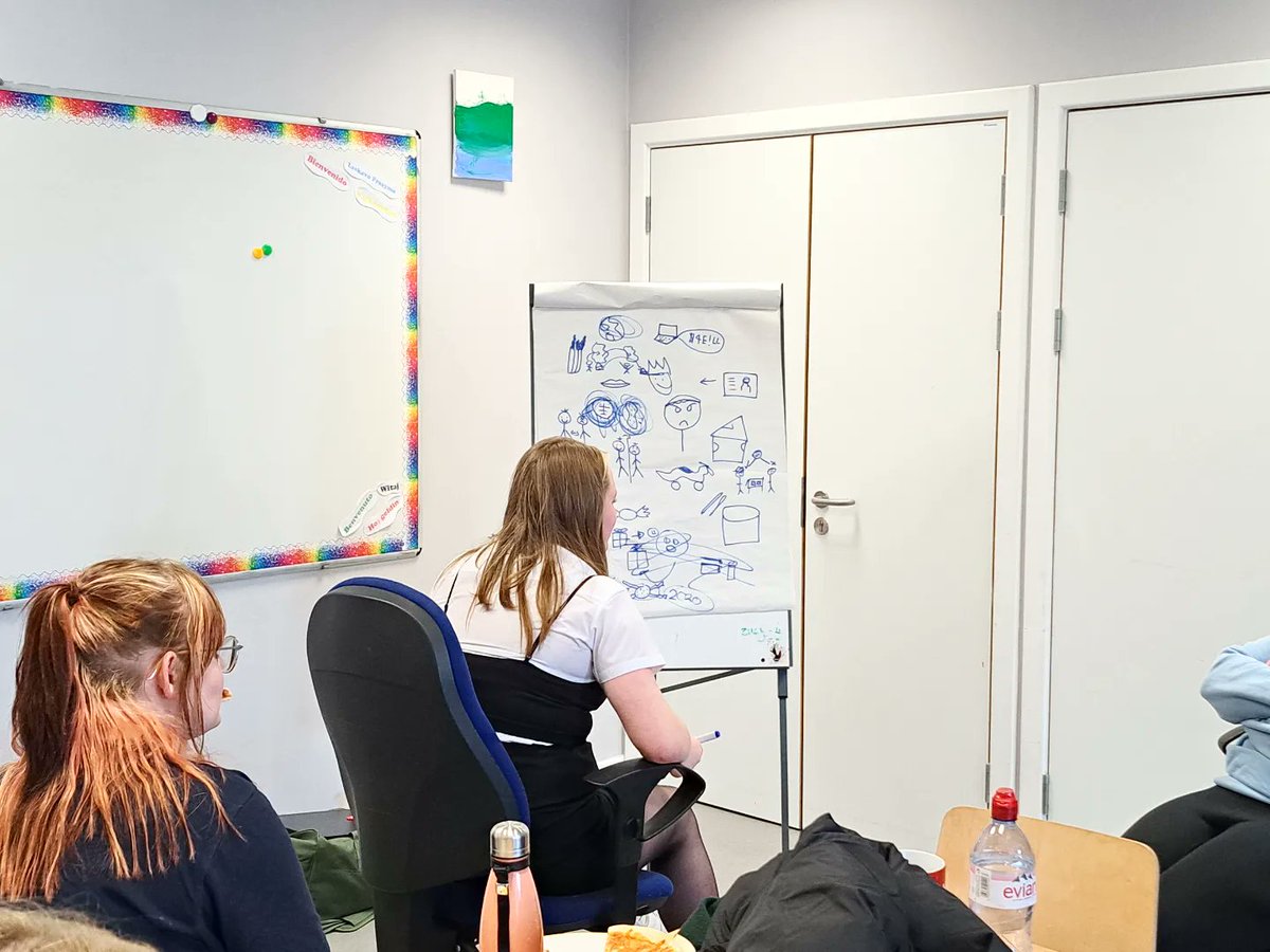 PIZZA & PICTIONARY 🍕✏️ Relaxed session for the girls' group tonight. Made their own pizzas 🍕 😍 followed by a heated game of pictionary 🤣 Partnership @PilmenyDevProj 🤝🏻 #girlsgroup #girlswellbeing #partnershipworking #leith #community #empoweringyounggirls