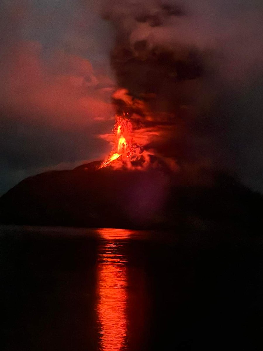 AHORA - INDONESIA 🌋 Se produce un nuevo pulso eruptivo en el volcán Ruang.