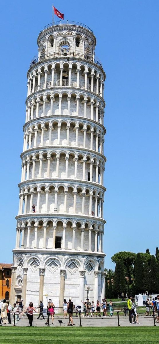 İtalya'nın Pisa şehrinde bir katedralin çan kulesidir MS 1173 yılında yapımına başlandi bina 3. kata ulaşinca eğim fark edildi. Kulenin çökmemesinin nedeni İnşaatın 199 yıl devam etmesi ve Killi topraktir.1990 yılında Toprak Ekstraksiyonu yapıldı=Mühendislik Sonsuzluğu