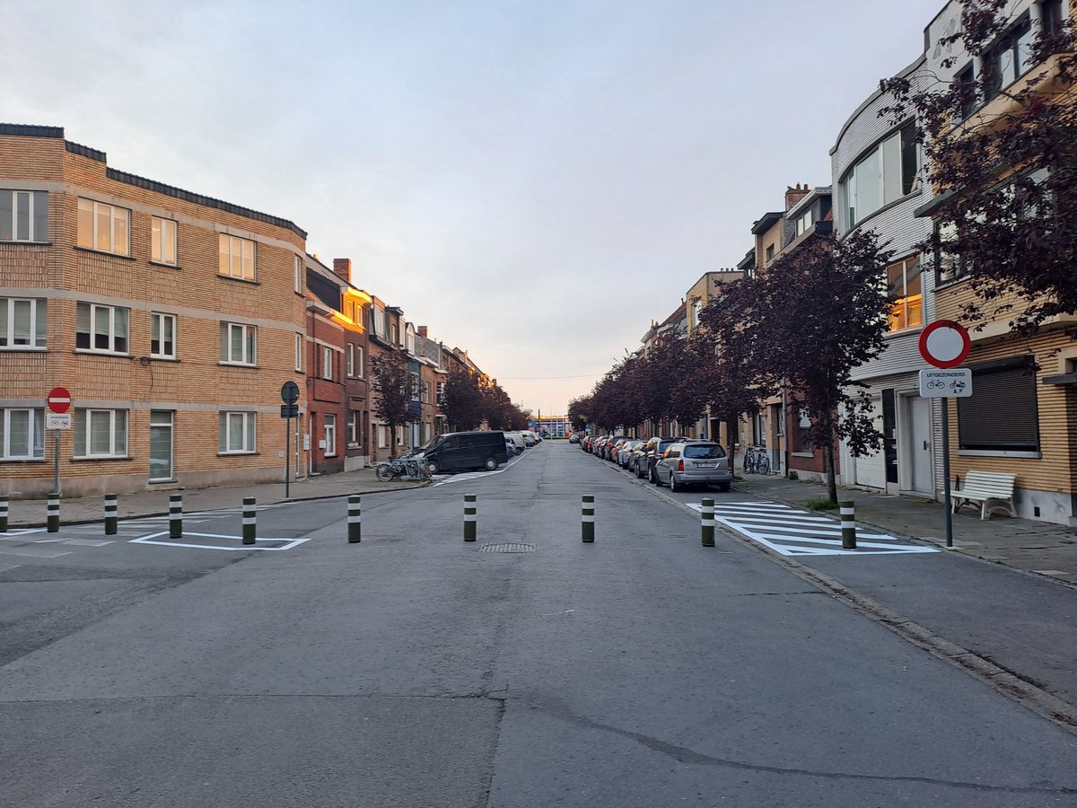 CDewispelaere's tweet image. Eindelijk. #Wijkmobiliteitsplan Oud Gentbrugge.  Ankerslaan, een paar bordjes en paaltjes. Besturen is keuzes maken, bijna veilig bestaat niet. Merci Gent❤️💪 stad.gent/nl/mobiliteit-…