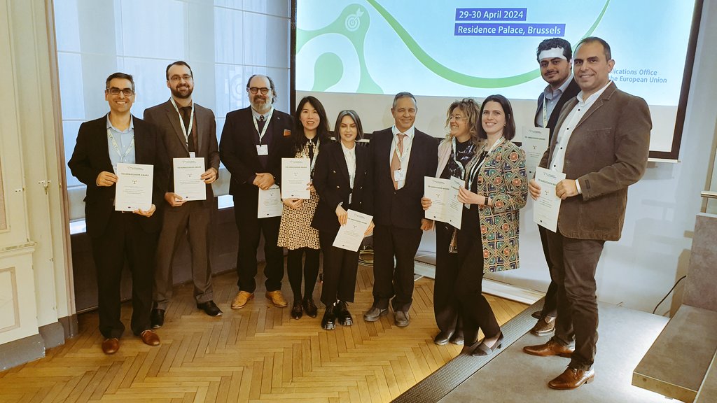 Delighted to honour our #TEDAmbassadorAward winners today at #TEDConf2024! Here's a snapshot with those who could make it to Brussels today with the director of our TED unit, António Carneiro (5th from the right). 

More info:
ted.europa.eu/en/news/ted-am…