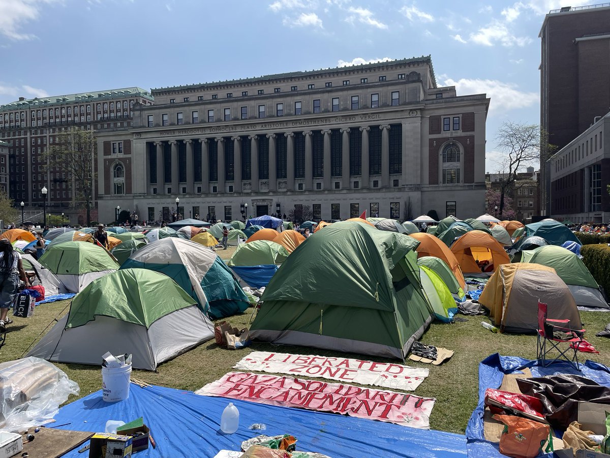 On the steps, @Columbia commencement set to take place on May 15th. Directly across, the student-led pro-Palestine encampment is still here. Despite a University directive to self-disperse by 2pm today or participants face suspension. #NBC4NY