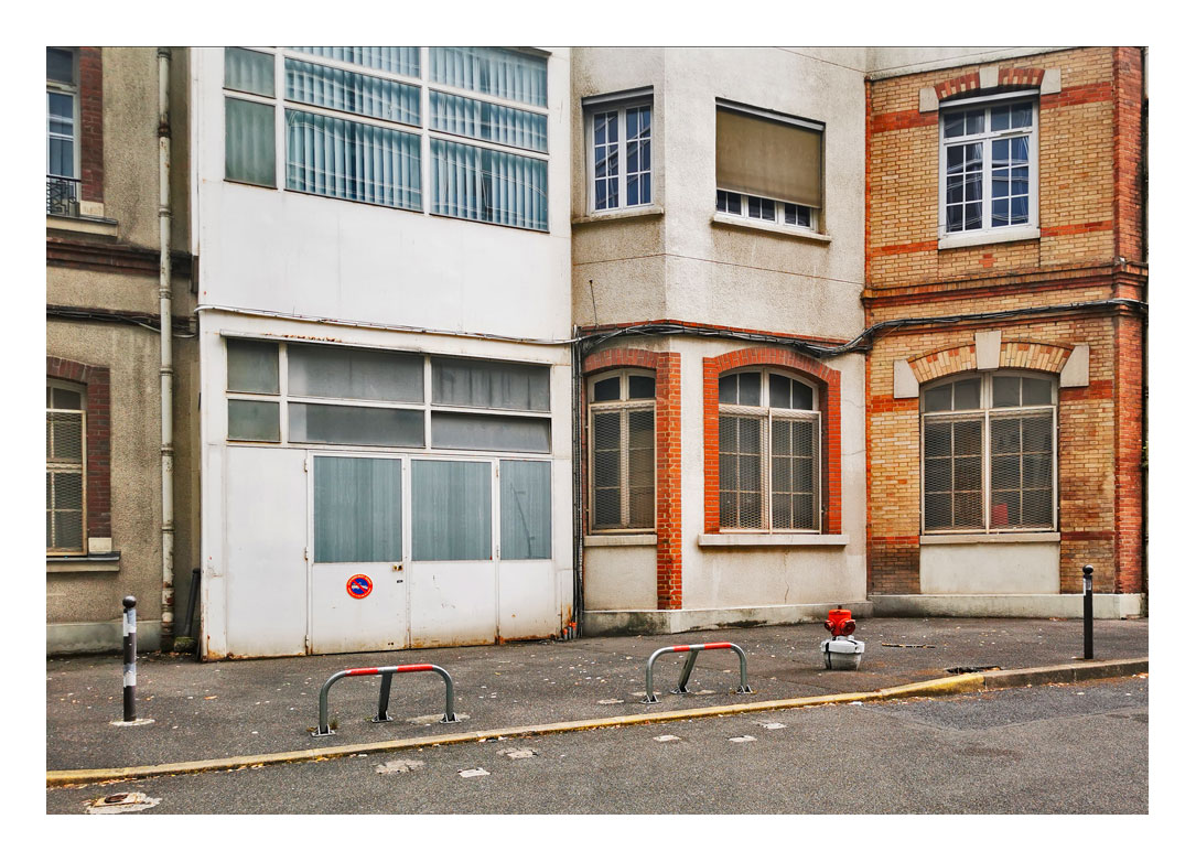 Il reste un petit bout de l’impasse Chalabre, #paris17, mais le reste de la rue a été absorbé par la rue Bernard Buffet. 
M. Chalabre était propriétaire du terrain, plus anciennement c'était l'impasse de l'Abattoir.