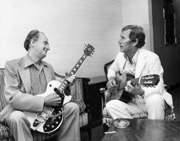 Les Paul and Chet Atkins. 📷 Jim Garrett
