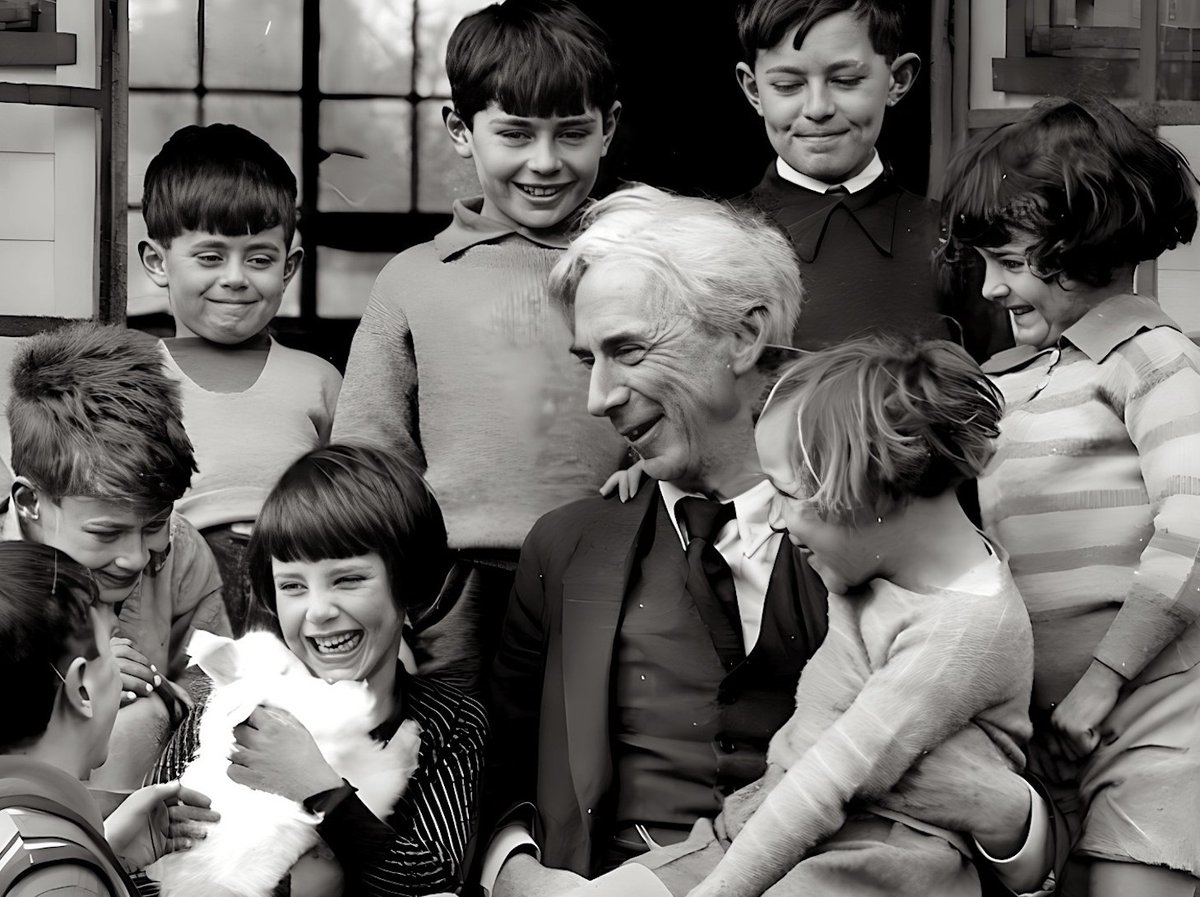 Αν θέλετε να μάθετε στα παιδιά να σκέφτονται, αρχίζετε να τα αντιμετωπίζετε σοβαρά όταν είναι μικρά, να τα δίνετε ευθύνες, να τα μιλάτε ειλικρινά, να τα παρέχετε ιδιωτικότητα και να τα κάνετε αναγνώστες και στοχαστές σημαντικών σκέψεων από την αρχή. Bertrand Russell.
