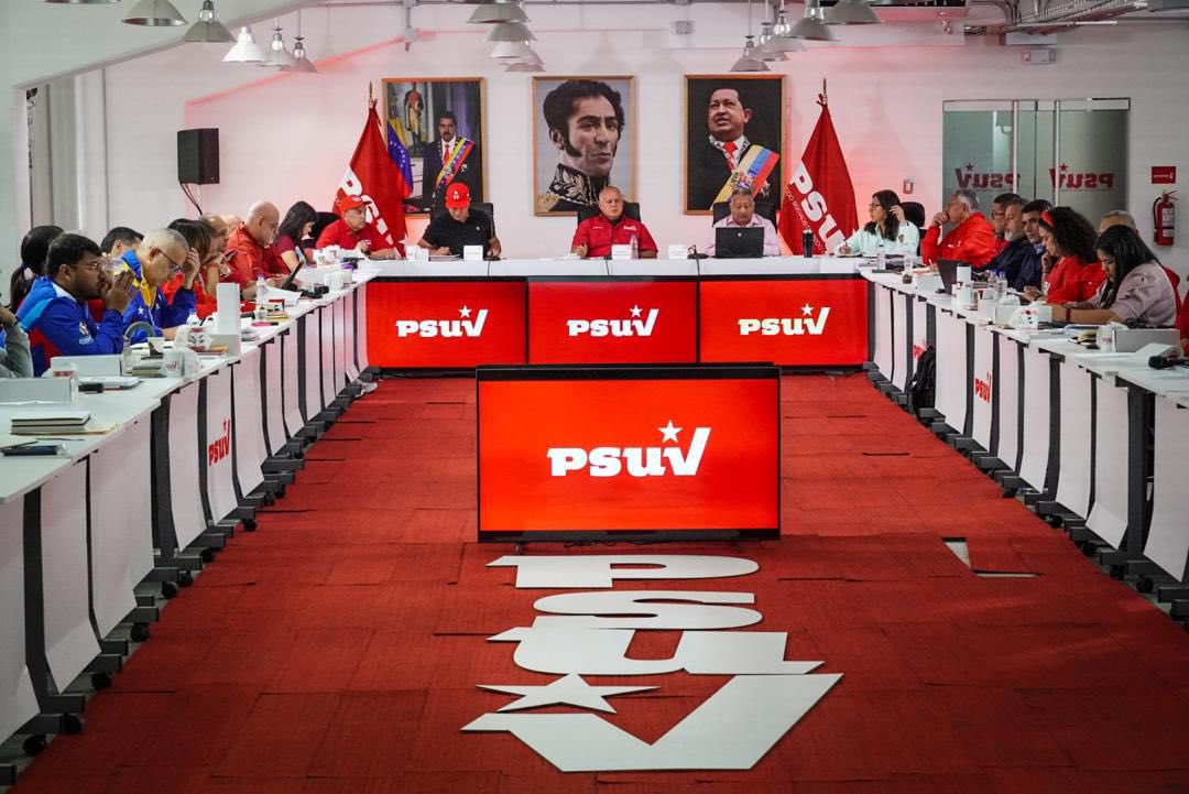 AdolfoP_Oficial's tweet photo. #29Abr Estuve en la reunión política de la Dirección Nacional del @partidopsuv dirigida por nuestro 1er Vicepresidente @dcabellor. Todo el pueblo junto a la militancia del partido permanecerá en la calle, movilizados y presentes en los territorios rumbo a la victoria del 28 de julio. 

@psuvlara2023 @nicolasmaduro