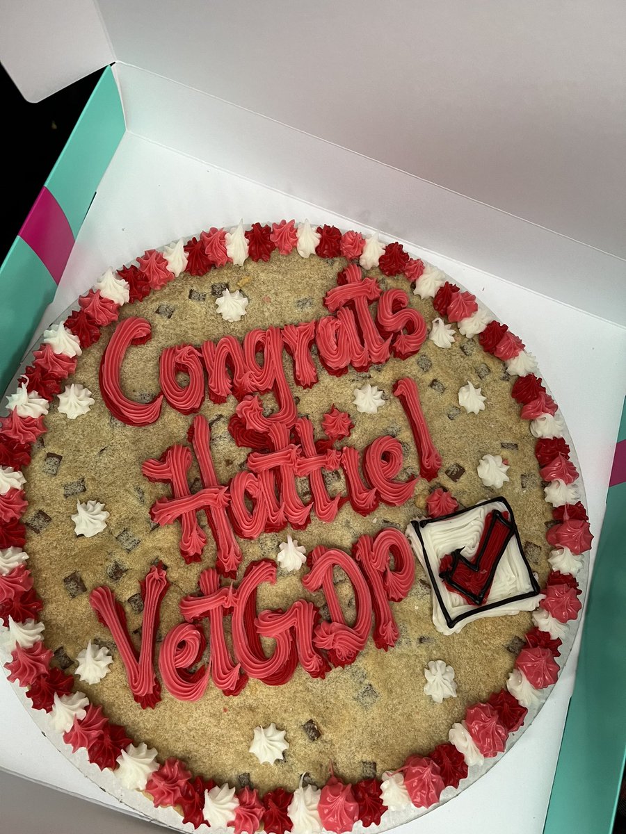 Chuffed to bits for our new grad to complete her VetGDP first time only 9 months out - her fantastic work ethic and naturally reflective mind made my job as a VetGDP Adviser very easy 🎉🍪