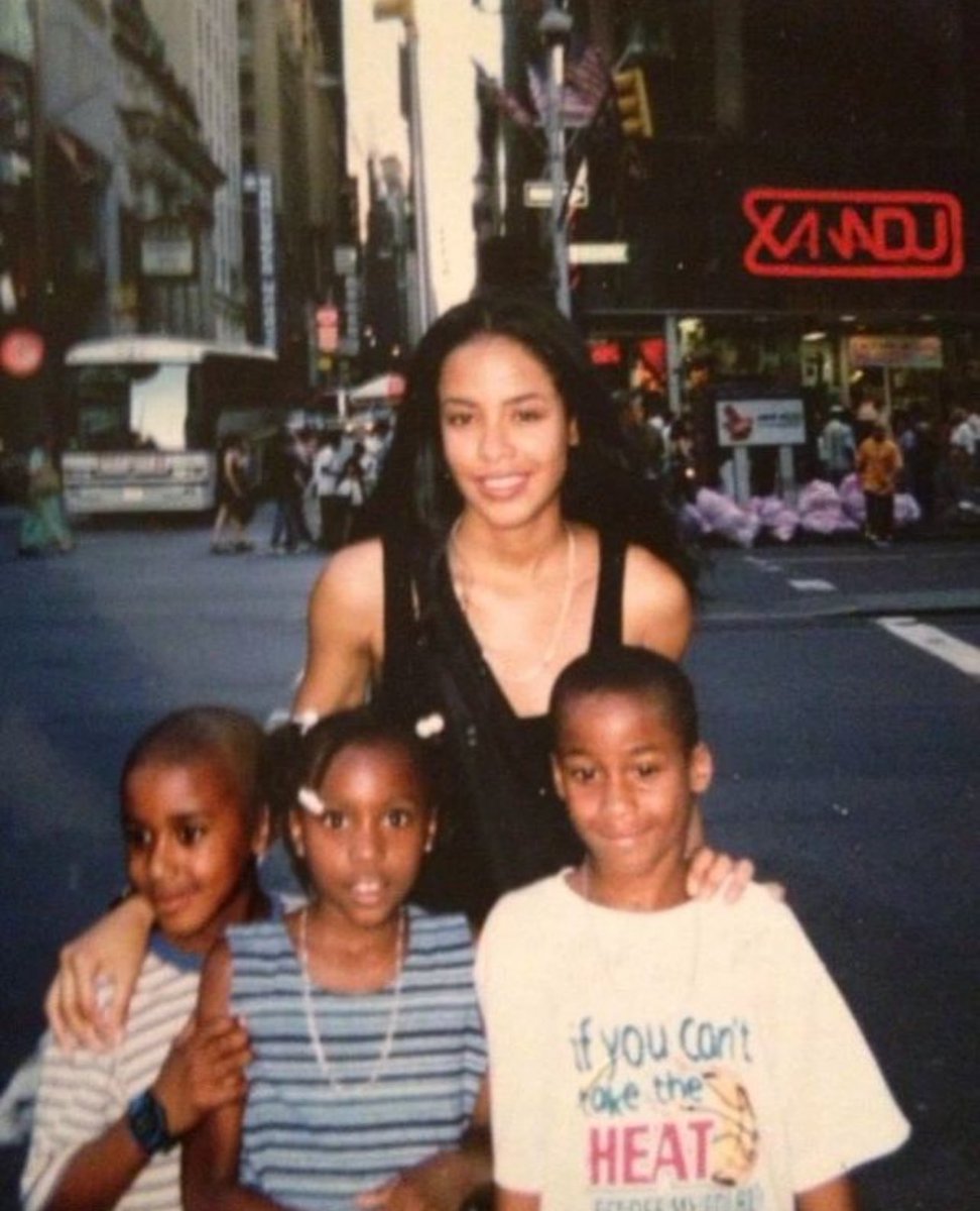 ‼️ New rare candid photo of Babygirl & some fans. Isn’t this photo so adorable? 🥰🥹 . . . 📸: Photo found by @AzzIzz88 @aaliyah @RAD_6 #Aaliyah