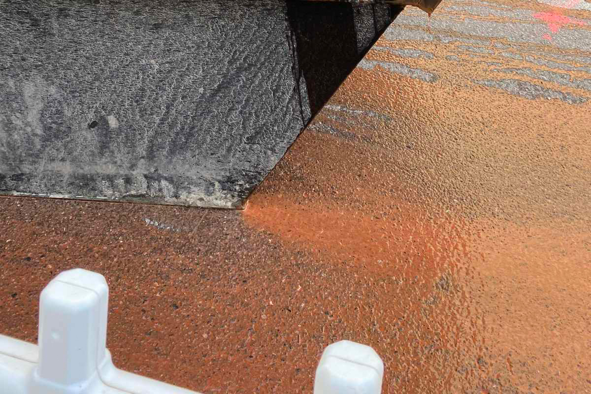 #Haaganpuro värjääntynyt Kauppalanpuistossa maalämmön porausvesistä. Korkeat kiintoainespitoisuudet voivat haitata kutusoraikoissa olevia #taimen:ia jotka elää nyt herkkää ruskuaispussivaihetta - ja kömpivät esiin 2-4 viikon kuluttua #uhanalainen
Kuva 1-2: Timo Heynon-Heinonen