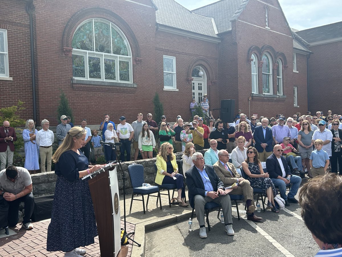 ClevelandDist7's tweet image. Coach Jimmy Gentry and the “Lost Heroes” Memorial Statue dedication today in Franklin, TN.  A beautiful ceremony, followed by a documentary of Coach Gentry’s life viewed at the Franklin Theater. #gentryfarms