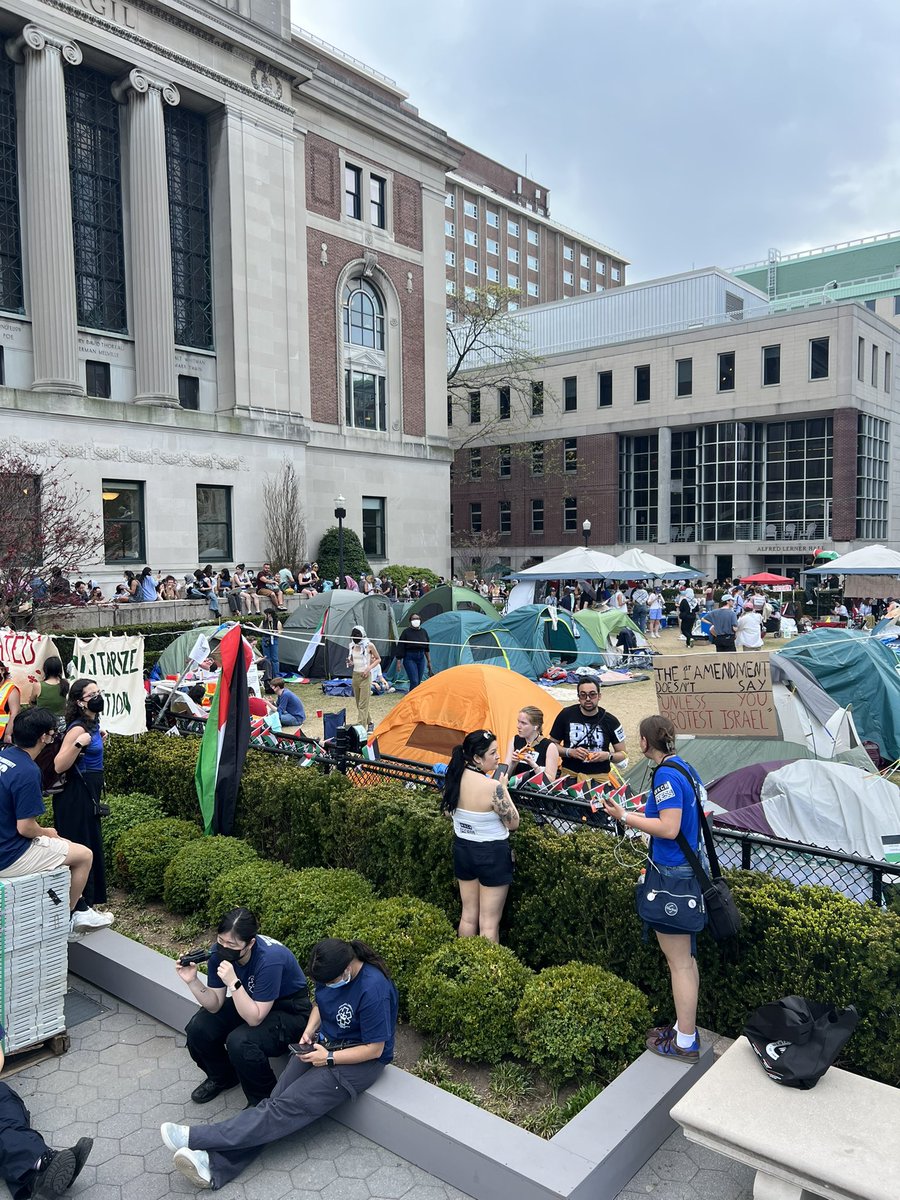 Car_Bissonnette's tweet photo. Students and faculty gather at the gates of @Columbia University’s #GazaSolidarityEncampment to protect it from the administration’s threatened expulsion this afternoon
.
.
.
.
.
.
#Columbia_University #Columbia #gaza #protests #student_movement https://t.co/90OHha1kxq