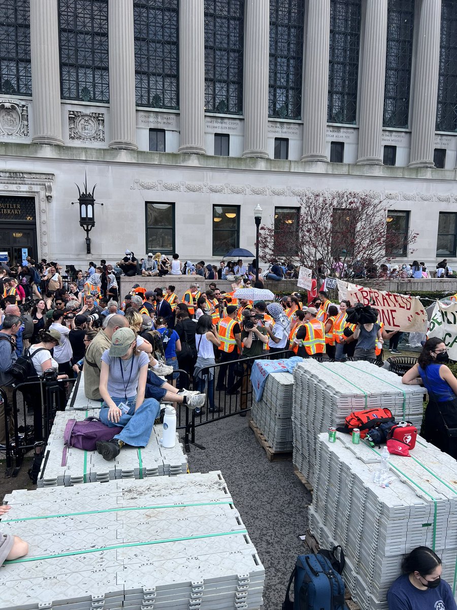 Car_Bissonnette's tweet photo. Students and faculty gather at the gates of @Columbia University’s #GazaSolidarityEncampment to protect it from the administration’s threatened expulsion this afternoon
.
.
.
.
.
.
#Columbia_University #Columbia #gaza #protests #student_movement https://t.co/90OHha1kxq