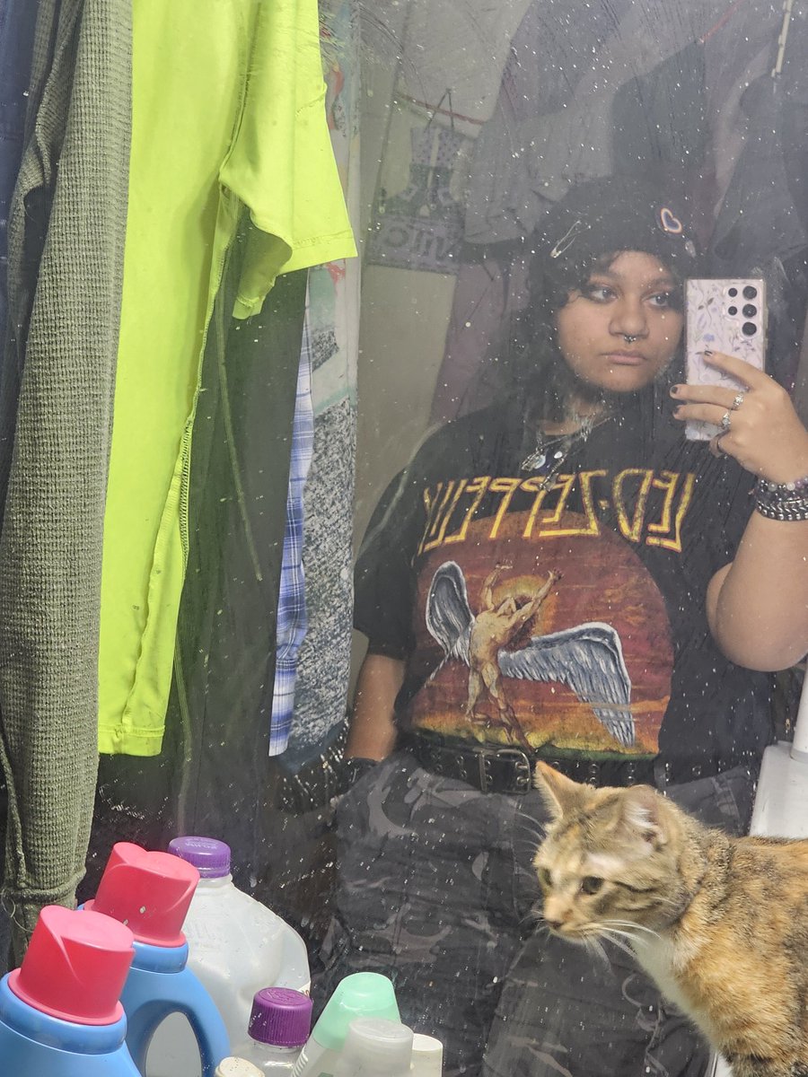 LylesLabyrinth's tweet image. The outfit in question 
I look like someone's dad with Eyeliner 😭