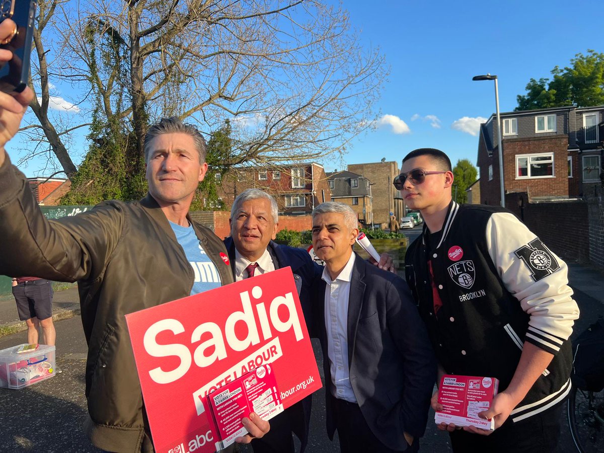 A vote for Labour on Thursday is a vote for: 🌹Free school meals made permanent 🌹40,000 council homes 🌹6000 rent control homes 🌹1300 more police 🌹150,000 new jobs Great to spend this evening with one of the teams out in Newham. #LabourDoorstep #VoteLabour🌹