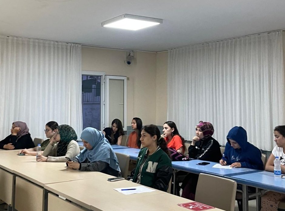 📍Tarsus Kız Öğrenci Yurdu 📌Yurdumuzda barınan öğrencilerimize yönelik, Tarsus Sosyal Hizmetler ilçe Müdürlüğü Psikologları tarafından 'Aile Eğitimi ve İletişimi' konferansı verildi. #GSB #MersinGSİM #GSBYurtları @OA_BAK @gencliksporbak