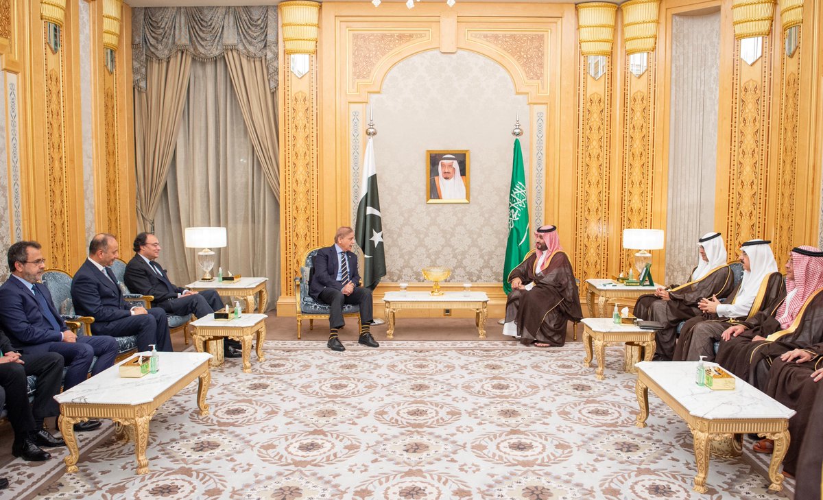 #PHOTOS: #SaudiArabia's Crown Prince Mohammed bin Salman receives the Prime Minister of #Pakistan @CMShehbaz in #Riyadh @wef #SpecialMeeting24