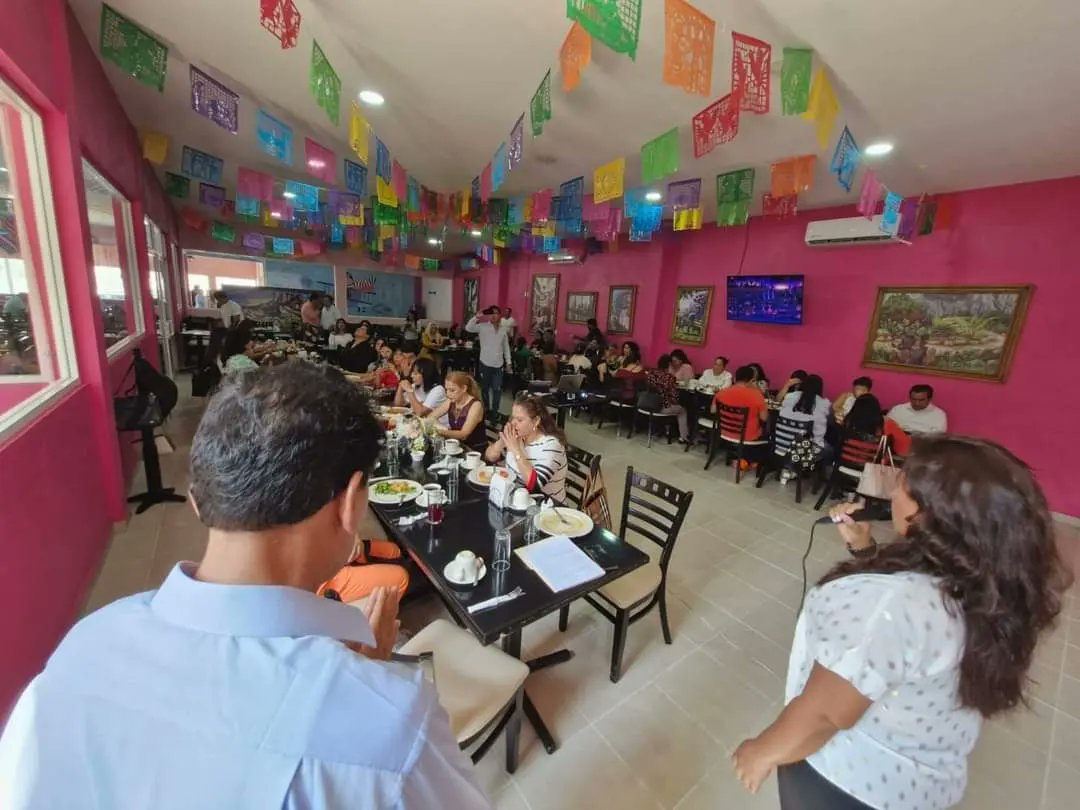 GRACIAS POR EL RECONOCIMIENTO.
Conozco a Susy desde hace muchos años, ella es una mujer a quien admiro por su labor incansable de ayudar a quien más lo necesita pero además por reunir y buscar a mujeres que tienen el Don del servicio a su comunidad, gracias a la Asociación.