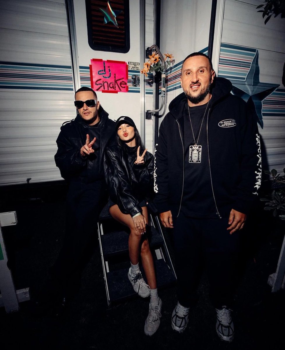 #BLACKPINK's Lisa looking amazing with DJ Snake and sebredlevel in new photo at #Coachella. 🔥