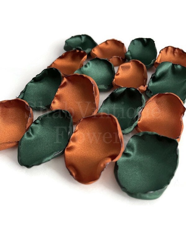 Add a touch of elegance to any occasion with our Emerald Green and Copper mix of flower petals🍀🌼. Perfect for birthdays, weddings, or even… dlvr.it/T6BdPX #weddingcolors #bridal #weddingdecor #flowergirl #weddingdetails #bettertogether #shabvintiqueflowers #tabledecor