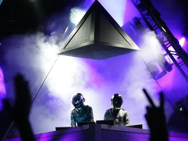DAFTPUNKMX's tweet image. Hace 18 años, Daft Punk se presentaba en el escenario Sahara del festival de Coachella, presentación que marca el inicio de la gira Alive 2006/2007.
Fotografía por Spencer Weiner