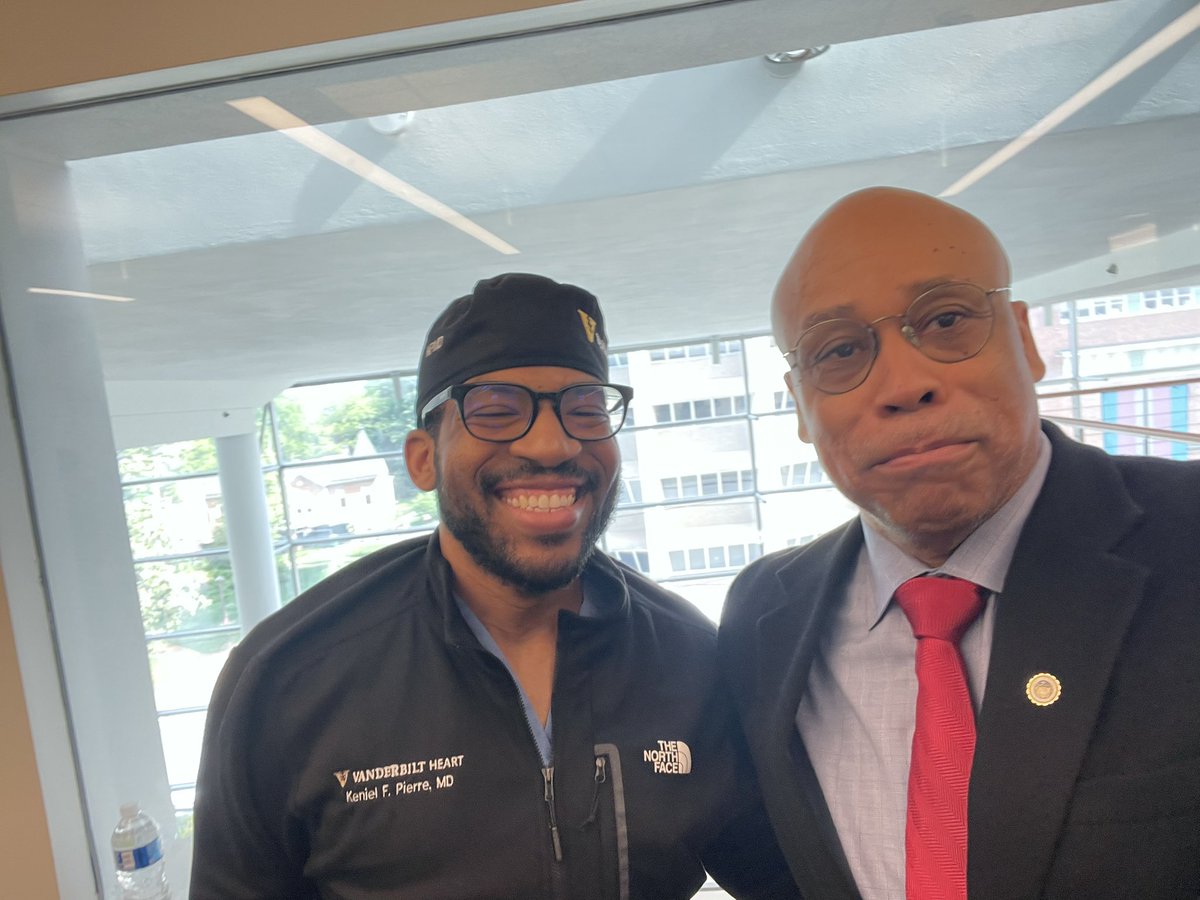 This @vanderbiltheart Interventional 🫀 fellow reminded me of something special. When he was a student he cold-DM’d me looking for advice, we talked for hrs, & he was inspired to go into IC. Now, he’s headed to his 1st job. I said “Now U go do the same!” #BlackMenInMedicine ✊🏾